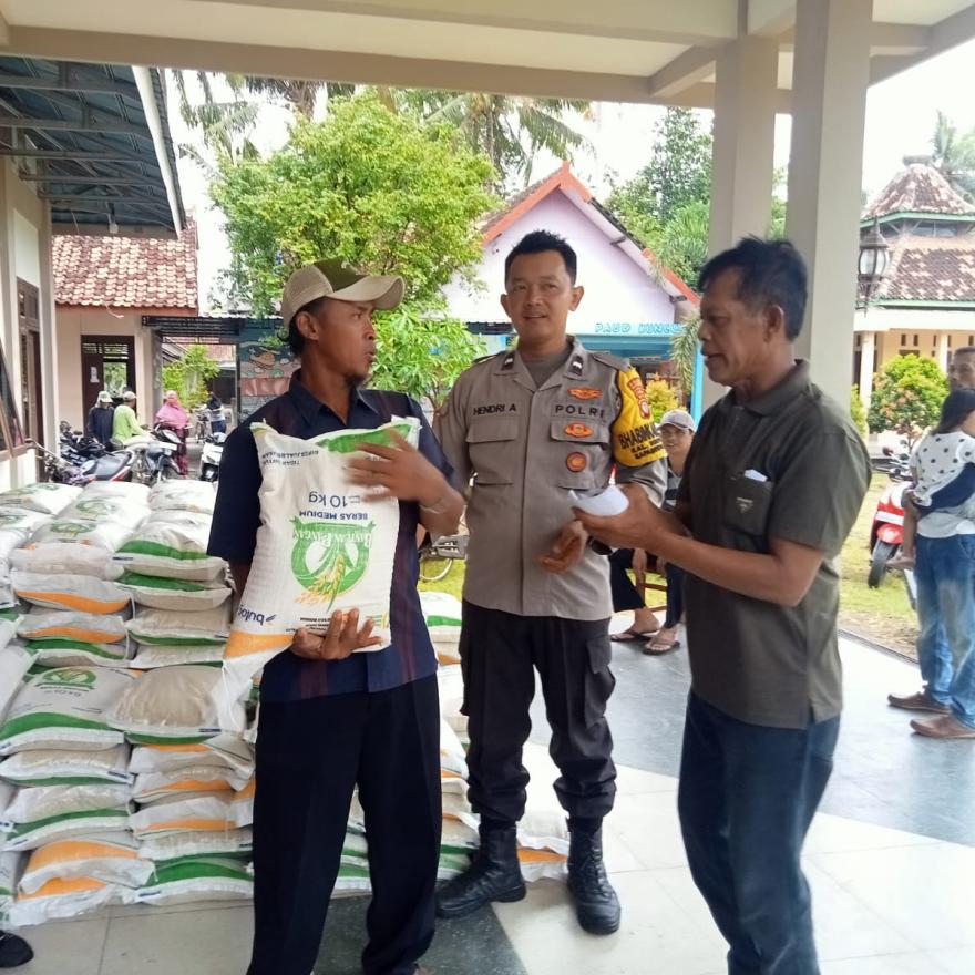 Pembagian Beras CBP Pemerintah dan Bulog Kepada Keluarga Miskin 